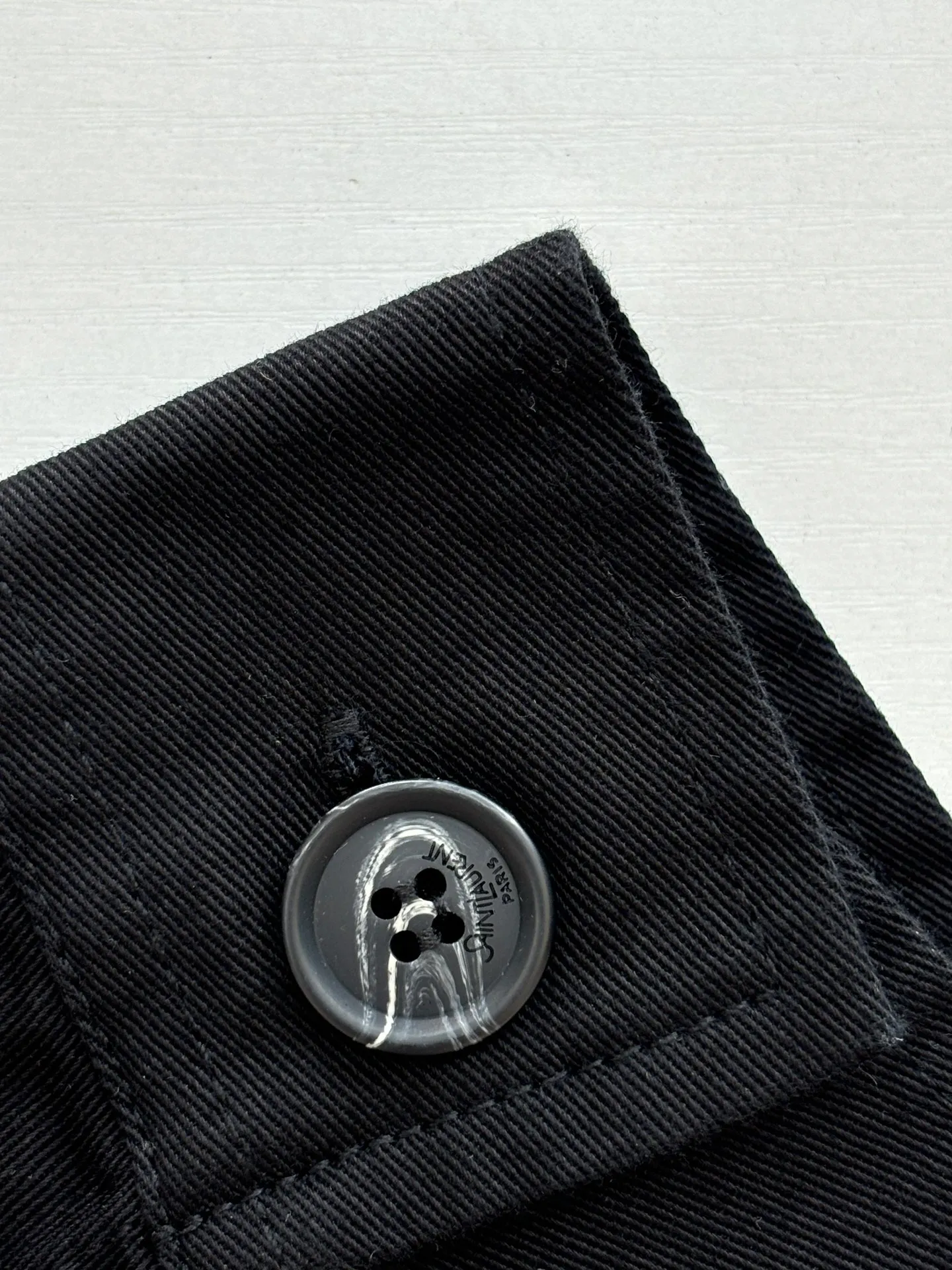 P480 Saint Lauren*/Ysl Saint Laurent embroidered button-down lapel shirt. The natural fiber fabric has excellent breathability and moisture absorption, allowing the skin to breathe freely, keeping it dry and comfortable at all times. You will not feel hot or uncomfortable even if you wear it for a long time. Size: S/M/L/XL